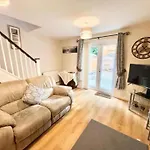Quiet 2Bedroom Home-Garden-Parking-Family Friendly