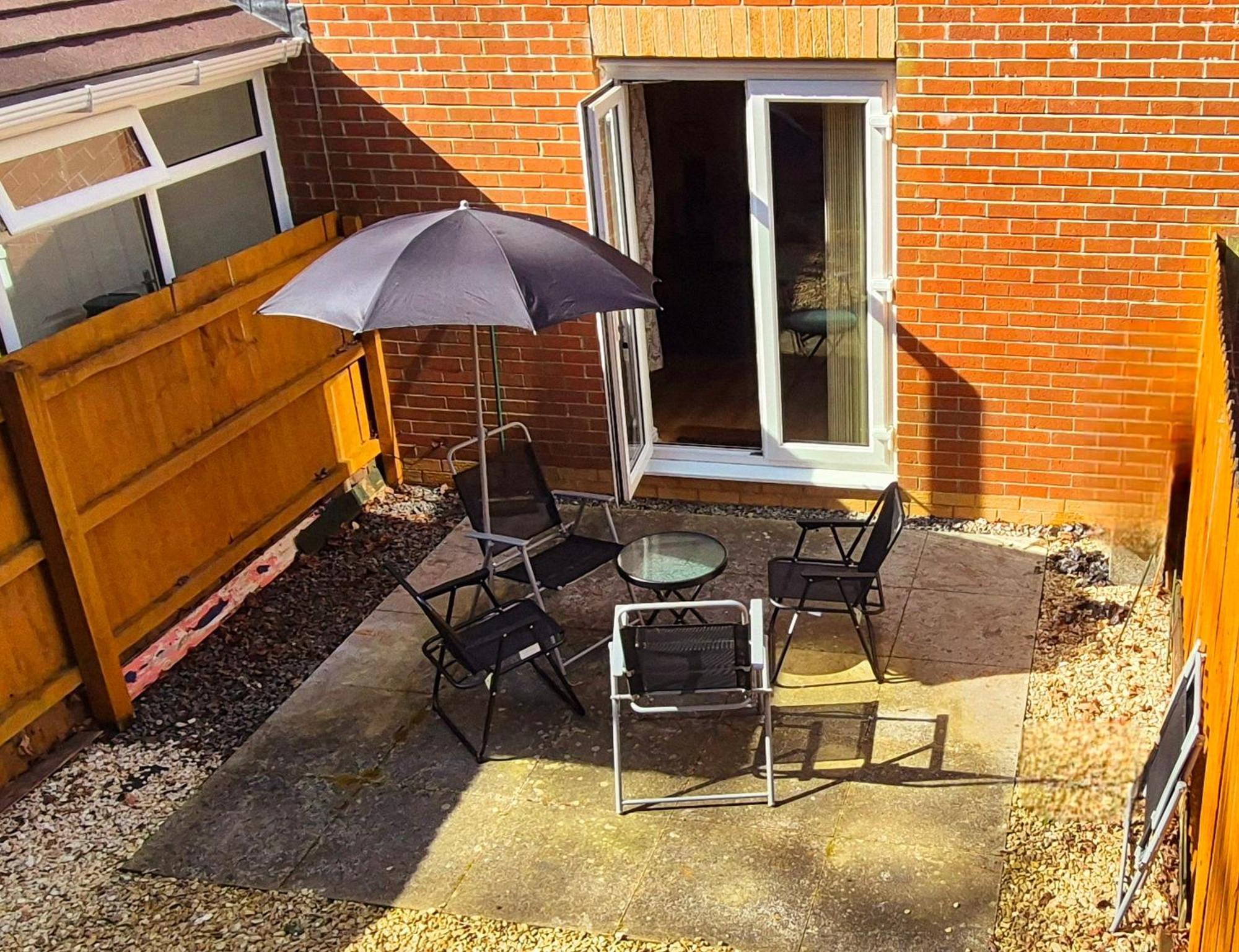 Quiet 2bedroom Home-garden-parking-family Friendly *